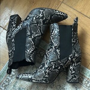 Steve Madden Black & Gray Snake-Print Chelsea Block Heel Booties